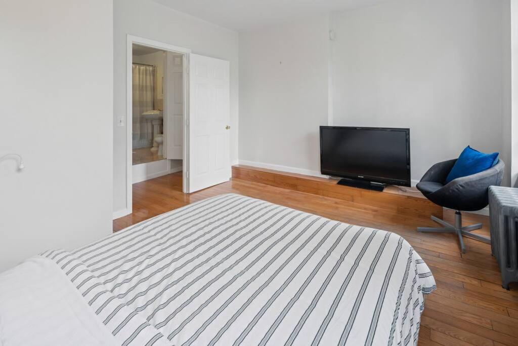 Convenient 2br - Walking Distance To Times Square Apartment